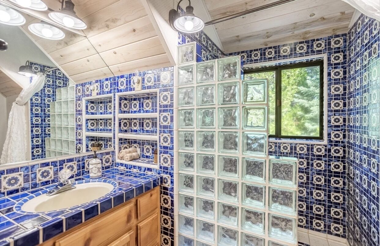 Combined shower/tub, hair dryer, towels, soap