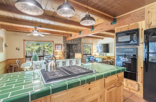 Upscale Mountain Retreat • 9 Miles to Lassen National Park • EV Charging