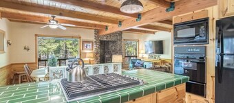 Upscale Mountain Retreat • 9 Miles to Lassen National Park • EV Charging