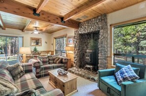 Smart-TV, Kamin, DVD-Player, Tischtennisplatte