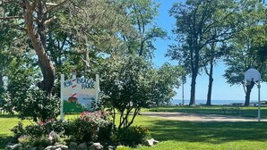 Een parkbord met een strand en picknickplaats.