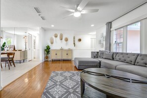 Smart TV, fireplace, video games, foosball - Tropical Vacation POOL Home in Melbourne, 7 mins to Beach (Melbourne)