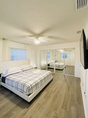 3 bedrooms, desk, travel crib, free WiFi - Tropical Vacation POOL Home in Melbourne, 7 mins to Beach (Melbourne)