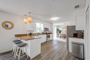 Fridge, microwave, oven, stovetop - Tropical Vacation POOL Home in Melbourne, 7 mins to Beach (Melbourne)