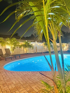 Outdoor pool - Tropical Vacation POOL Home in Melbourne, 7 mins to Beach (Melbourne)