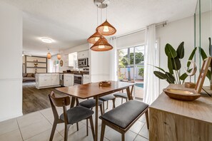 Dining - Tropical Vacation POOL Home in Melbourne, 7 mins to Beach (Melbourne)