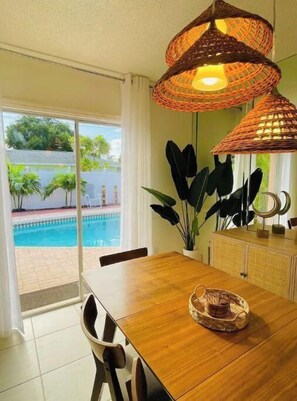 Dining - Tropical Vacation POOL Home in Melbourne, 7 mins to Beach (Melbourne)