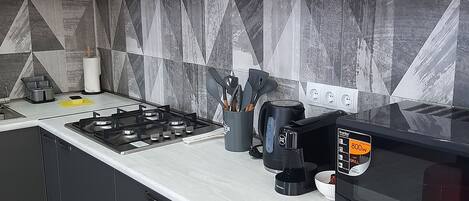 Een koelkast, een microgolfoven, een kookplaat