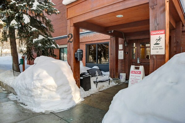 Guests can enjoy a bench under the entrance of this building.