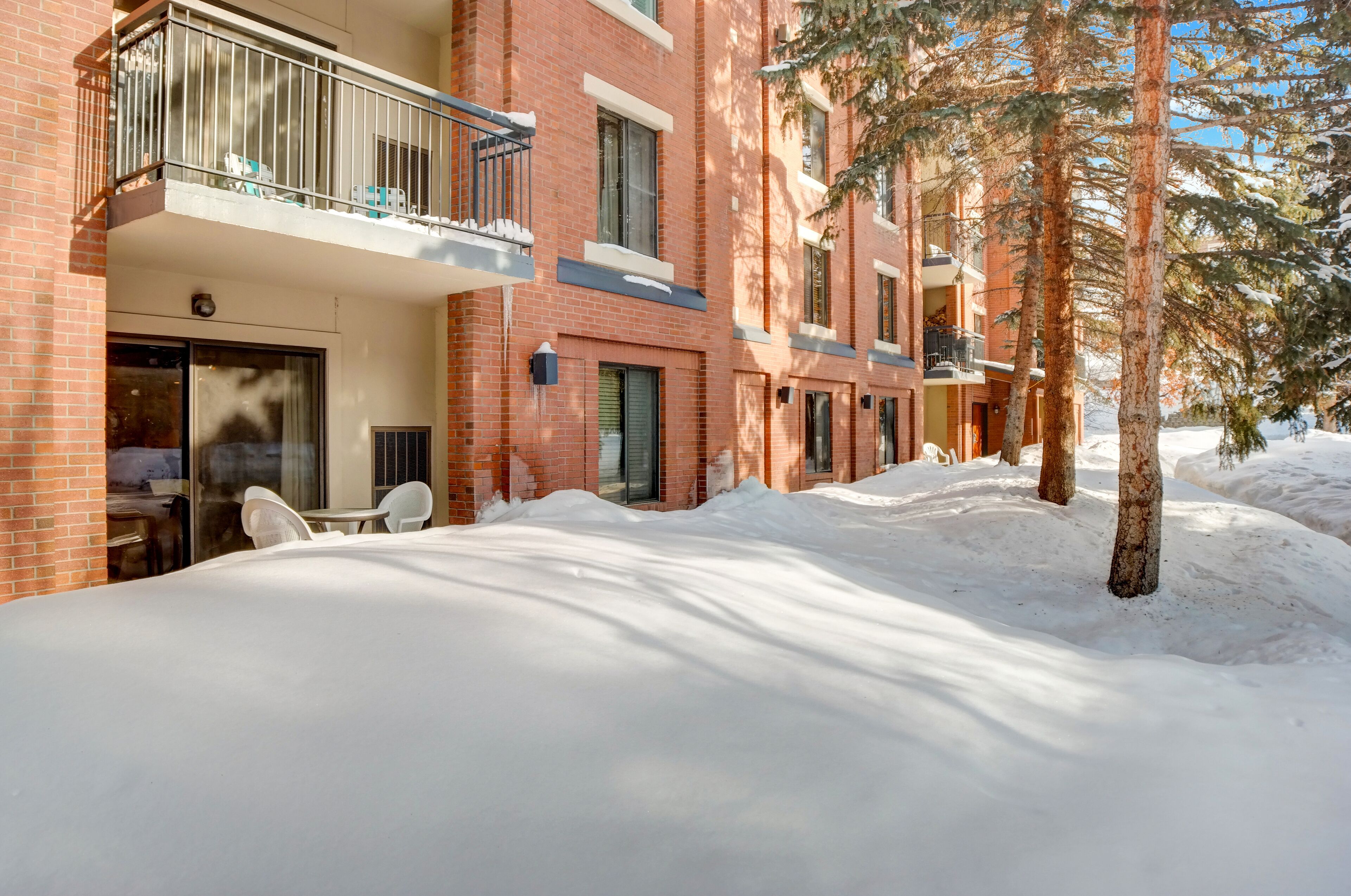 Enjoy the mountains and Main Street. Quiet condo in heart of town, easy to ski!