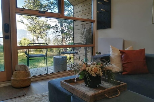 Livingroom space overlooking the fields and mountains.
