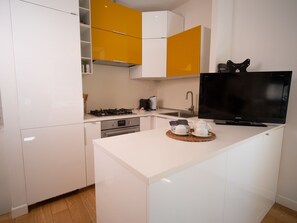 Fridge, oven, stovetop, dishwasher