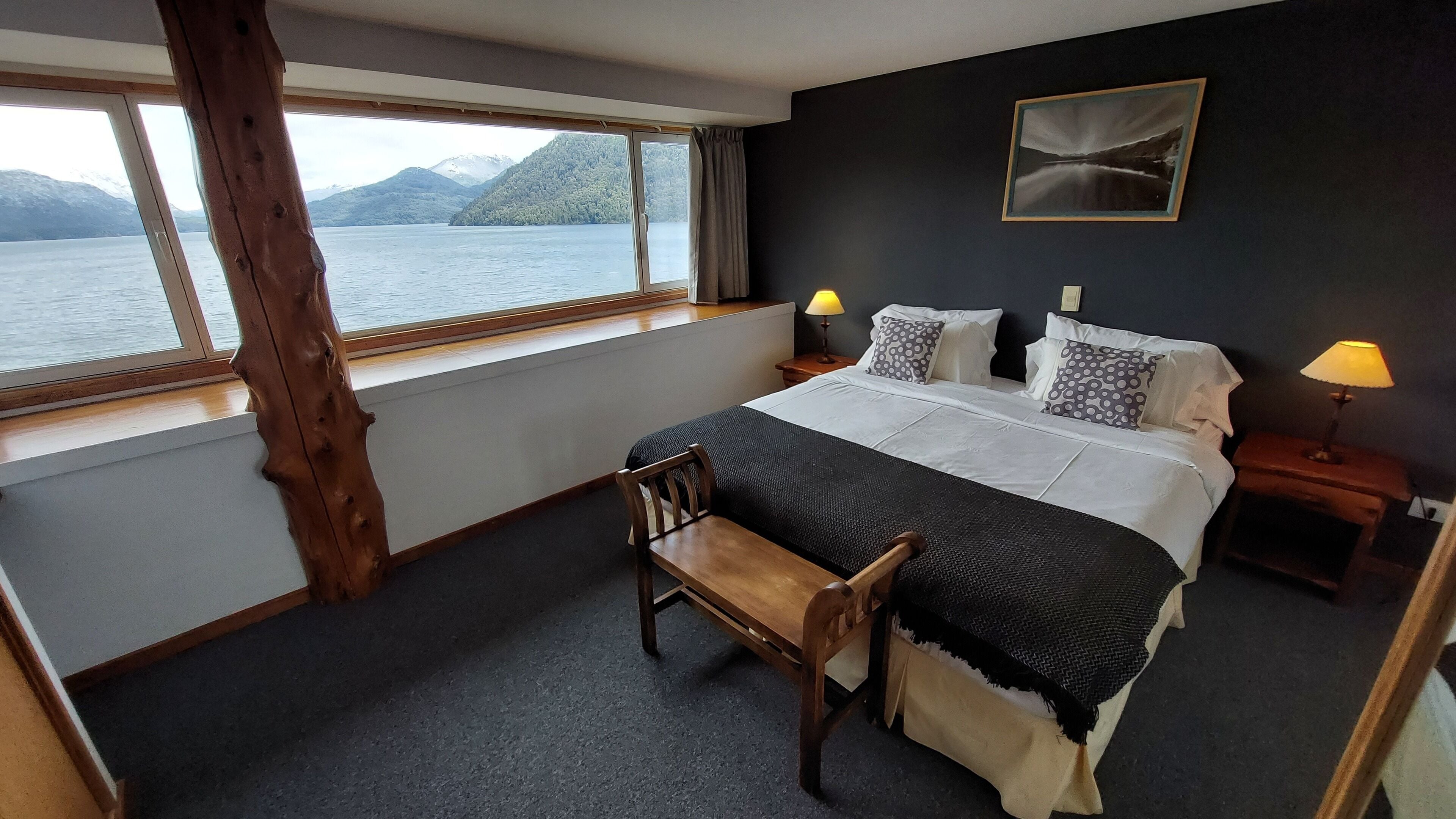 Cuna de viaje, wifi gratis y ropa de cama 