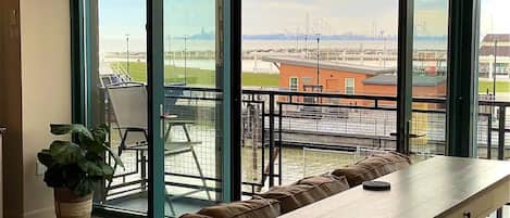 Una televisión, una chimenea, una mesa de tenis de mesa