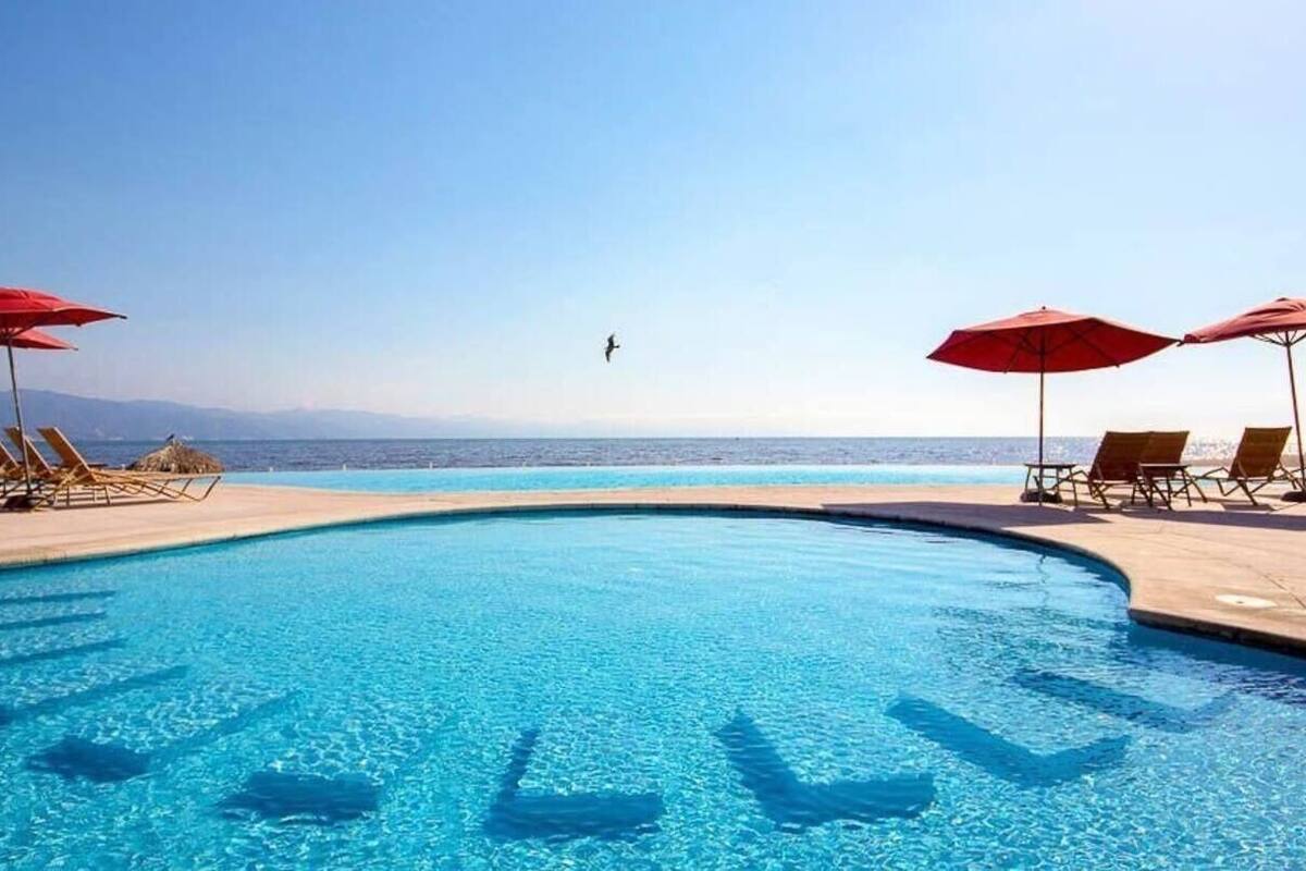 Refrigerador, microondas, cafetera y tetera y utensilios de cocina