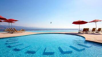 Refrigerador, microondas, cafetera y tetera y utensilios de cocina