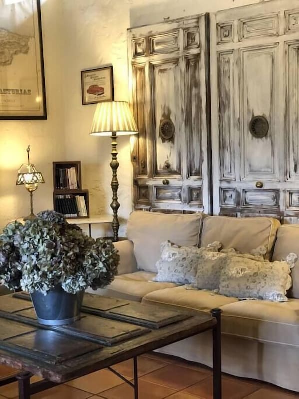 TV, table football - Beautiful Stone House, La Llosuca (AS)