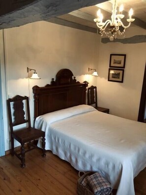 6 bedrooms, desk, iron/ironing board, travel cot