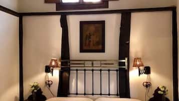6 habitaciones, escritorio y tabla de planchar con plancha