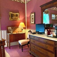 Romantic Studio Suite | Iron/ironing board, free WiFi