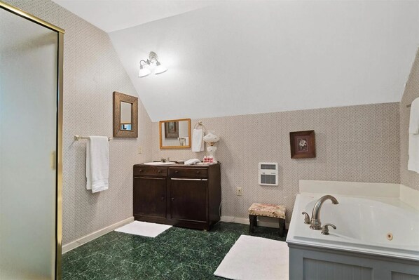 Traditional Studio Suite | Bathroom
