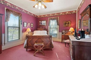 Romantic Studio Suite | 1 bedroom, iron/ironing board, free WiFi