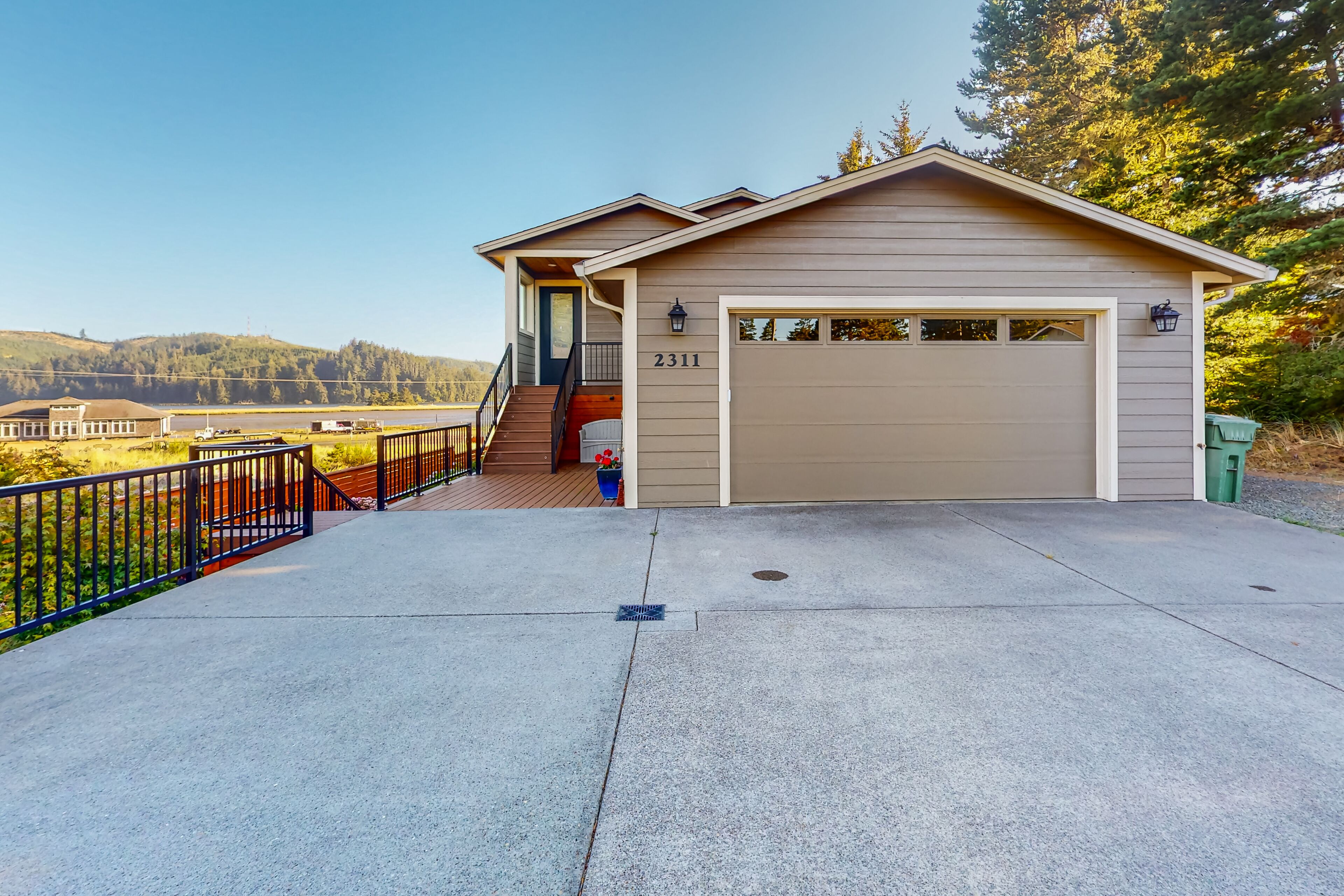 Newly built apartment with gorgeous river-view, deck & washer/dryer