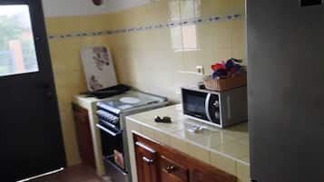 Jääkaappi, mikroaaltouuni, uuni, kahvin-/teenkeitin