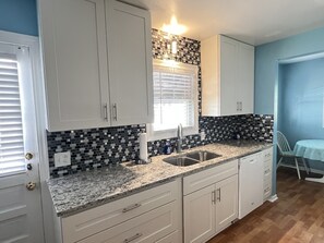 Fridge, microwave, oven, stovetop - Holiday house near the town and airport (Omaha)