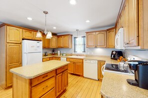 ثلاجة، ميكروويف، فرن، موقد طهي مسطح