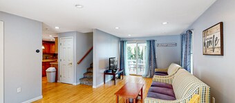 Dog-friendly home with beach access, washer/dryer, gas grill, streaming services