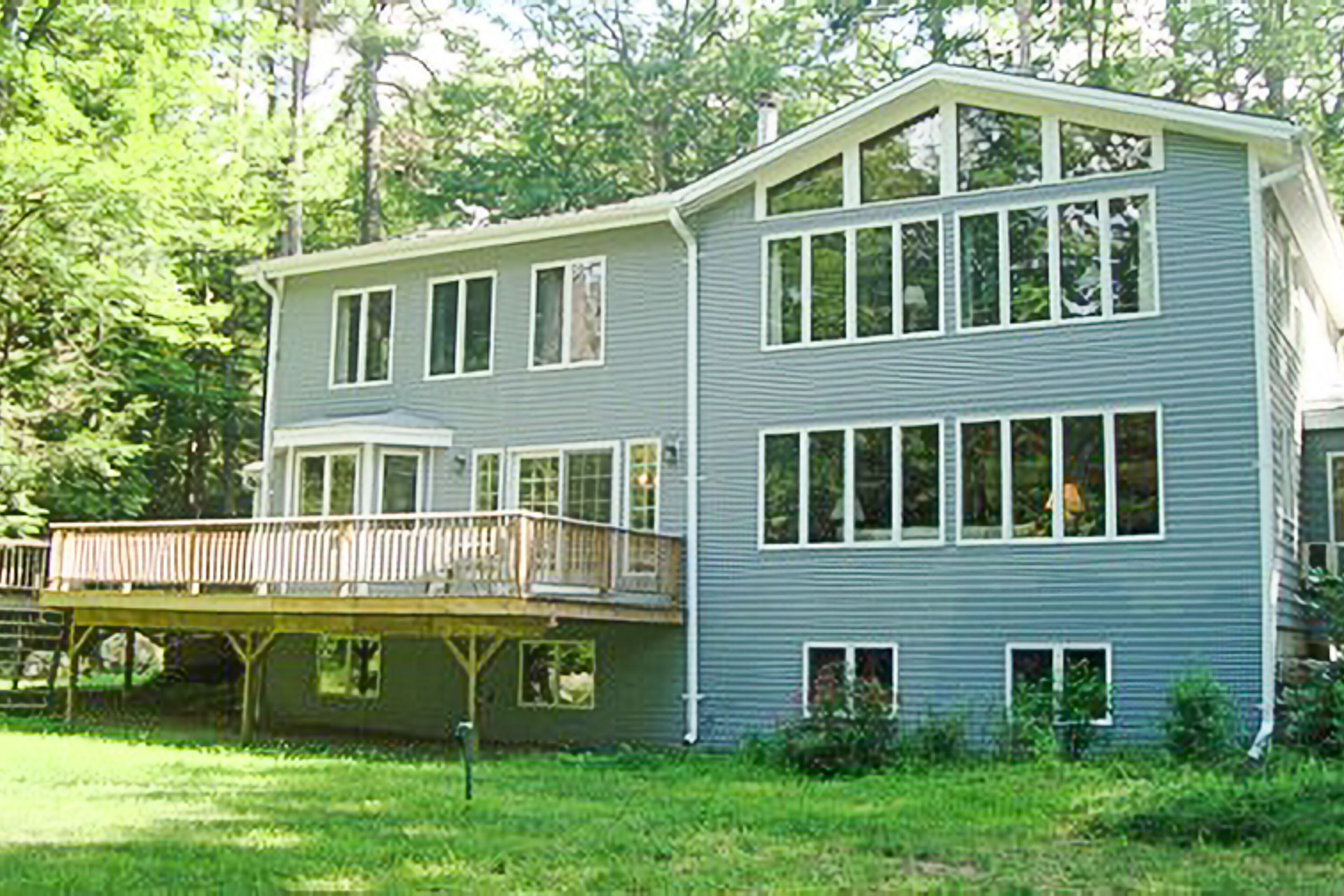 Dog-friendly waterfront home with a washer/dryer, volleyball court, deck & grill