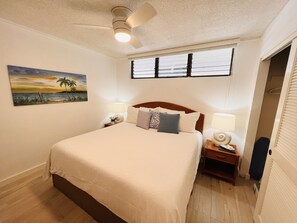 1 bedroom, iron/ironing board, free WiFi, bed sheets - D35 Kona Reef - True Oceanfront & Top Floor! AC throughout! (Kailua-Kona)