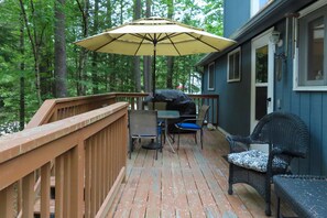 Outdoor dining - Home near the beach with a washer/dryer, tennis court, playground, basketball (Moultonborough)