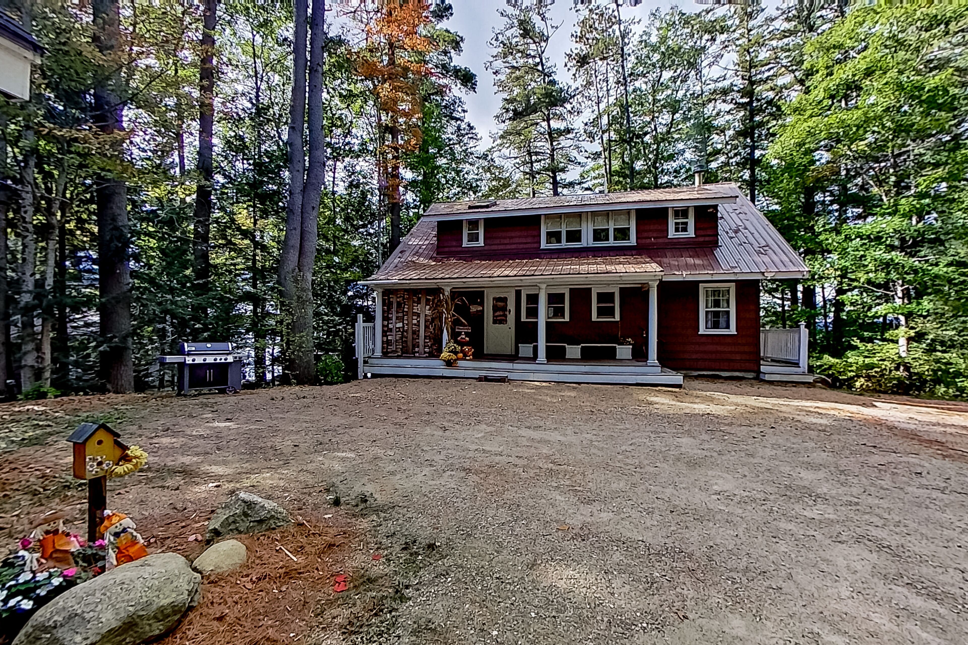 Dog-friendly lakefront cottage with private dock, air hockey, water access, W/D