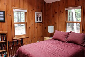 2 bedrooms, internet, bed sheets - Waterfront cabin near Fish Cove with private dock, water access, firepit, grill (Meredith)