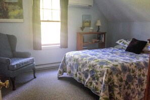 2 bedrooms, iron/ironing board, internet, bed sheets