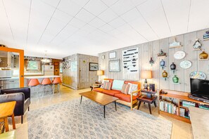 TV, fireplace, DVD player, table tennis - Lakefront cottage with private dock, water access, community beach & kayak (Meredith)