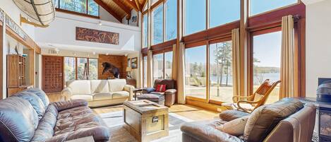 Televisión, chimenea, videojuegos, reproductor de DVD