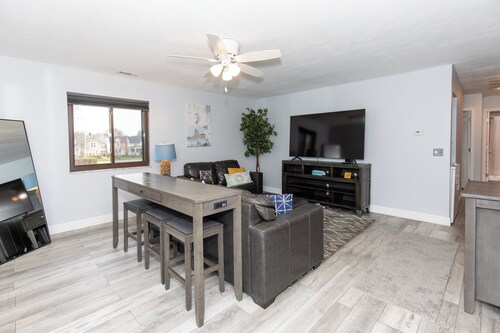 Central Huron Modern Apartment