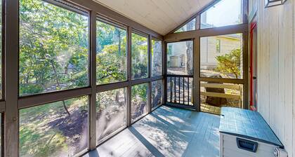 Well-appointed condo with beach access, pool, tennis court, & washer/dryer