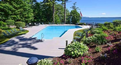 Well-appointed condo with beach access, pool, tennis court, & washer/dryer