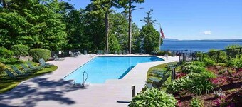 Well-appointed condo with beach access, pool, tennis court, & washer/dryer