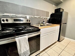 Frigorífico, microondas, horno y placa de cocina