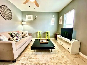 Una Smart TV, una oficina