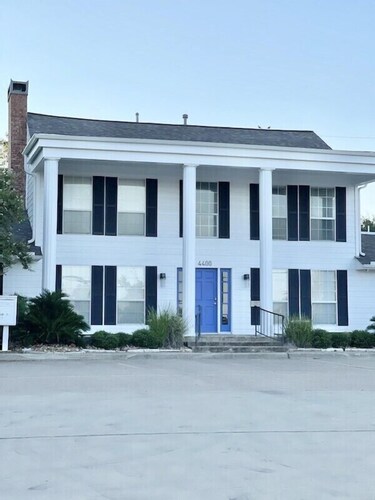 New Listing-7 bedroom 6 bath, sleeps 28-30 @Texas A&M Northgate!