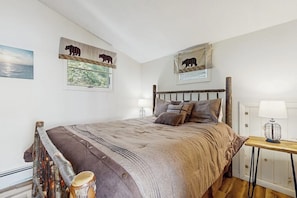 4 bedrooms, internet, bed sheets - Renovated home with a water view, washer/dryer, full AC & deck (Alton)