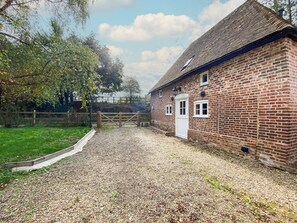 Property grounds - 2 bedroom accommodation in Hothfield (Hothfield)