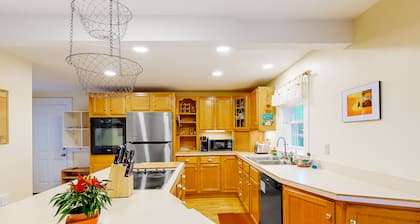 Updated Cape home with WiFi, W/D, full kitchen & clawfoot tub