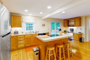 Een koelkast, een magnetron, een oven, een kookplaat